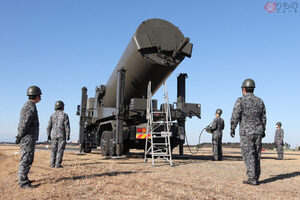 警戒監視の空白なくせ！ 絶海の孤島に配備される“巨大な筒”とは？「ミサイルじゃないからね」