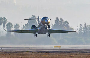 “クラス最速”で遠くまで飛べる!?「カテゴリーを再定義するビジネスジェット」G300初飛行