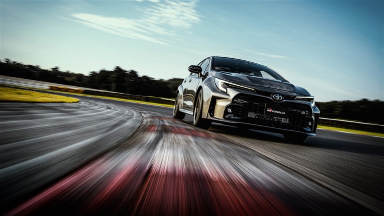 トヨタが新型GRカローラ“エボ”公開。8速AT追加、トルク大幅アップ！ 北米で今冬発売も日本導入は…？