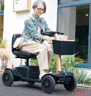 関根勤＆麻里親子もユーザー！　近距離モビリティの電動スクーター扱う「WHILL」が全国の自動車ディーラーと横断連携を開始