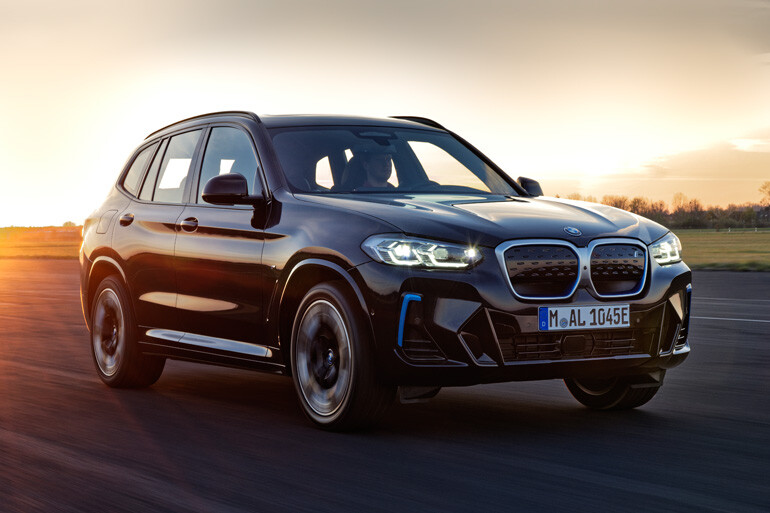 BMWが高速道路の渋滞時にハンドルから手を離して走行できる運転支援機能を搭載したフル電動SUV「iX3」を発売