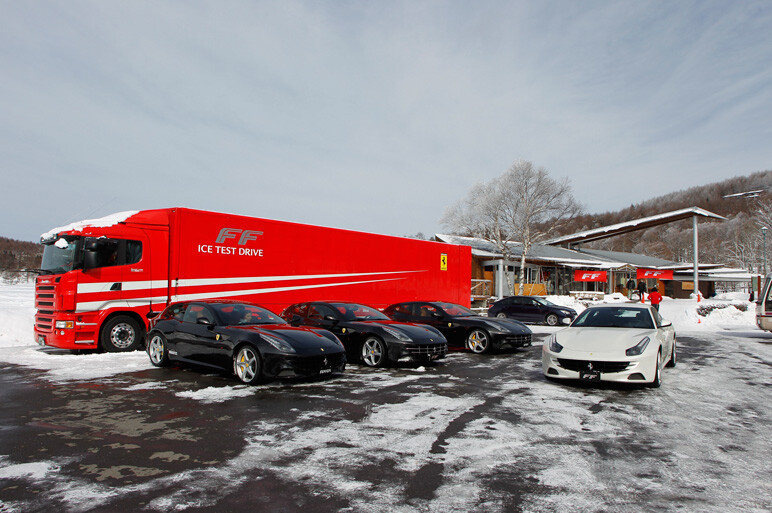 フェラーリFF、純白のバージンロードを疾走！