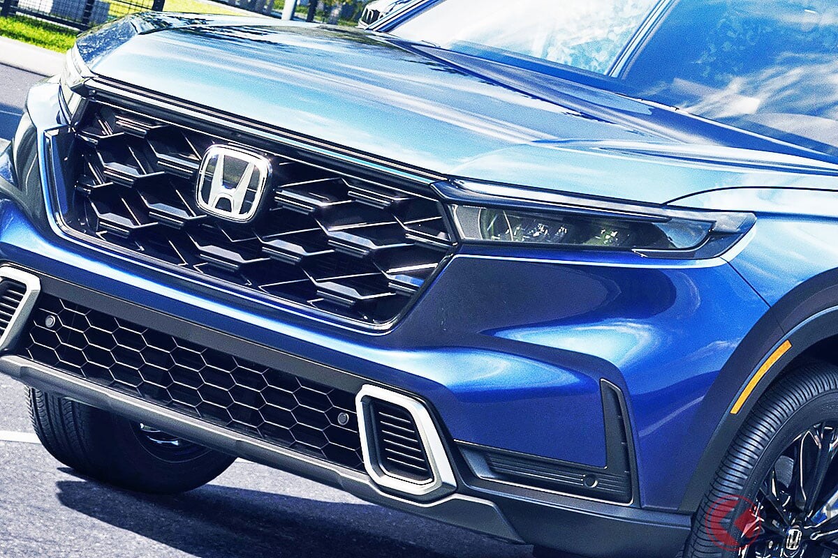 ホンダの最新「“高級”SUV」がスゴい！ 「かくかくデザイン」×全長4.7m級の「ちょうどイイサイズ」！ VTECターボ「RSモデューロ」仕様もある「CR-V」ガソリン＆ハイブリッドモデルまもなく「日本導入」か!?