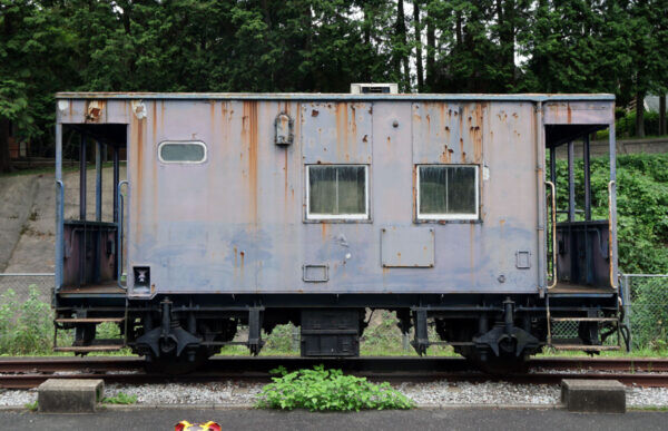 奇跡の現存!? 幻の「めっちゃ速い“車掌車”」とは？ 露と消えた「高速貨物列車」構想の“走る執務室”