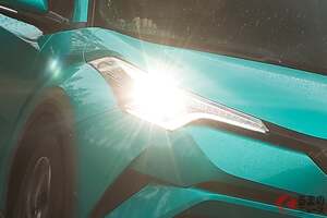 「ヘッドライトが“まぶしすぎるクルマ”」最近なぜ増えている？ 信号待ちで「ライトを消さない人」が多数派に!? 夜間のヘッドライトにまつわる“新たな常識”とは！