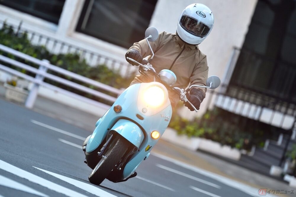 初心者ライダーの高梨はづきが 50cc原付スクーター Vino のアニメ ゆるキャン とコラボしたスペシャルver に乗ってみました バイクのニュース 自動車情報サイト 新車 中古車 Carview