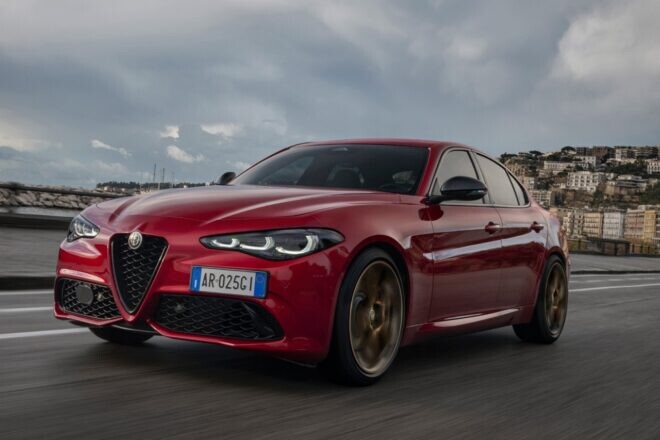 アルファロメオ『ジュリア』と『ステルヴィオ』にゴールド際立つ限定車“インテンサ”を設定