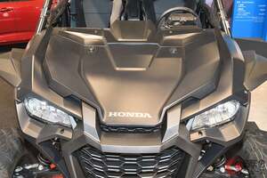 【米国】ホンダの「2人乗りスポーツモデル」がスゴい！ 全長3.1mの“小型ボディ”に1リッターエンジン搭載！ 高性能タイプ「R」も設定される「タロン」どんなモデル？