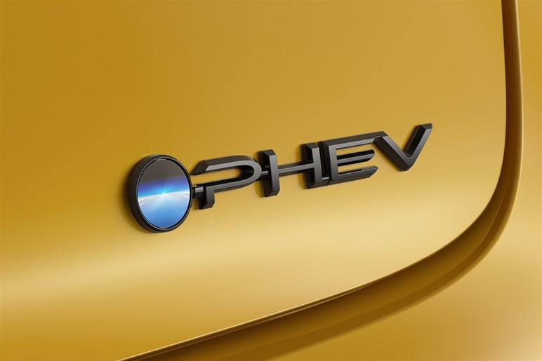 「プリウス」一部改良で装備充実＆PHEVモデルに特別仕様車「ナイトシェード」追加…価格は394万7300円