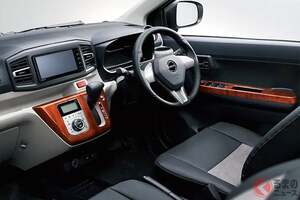 新車99万円から！ ダイハツ最新「“一番安い”乗用車」がスゴイ！ ｢めちゃ豪華内装｣の高級感＆渋さサイコー！ どこか懐かしい“昭和感”漂うレトロ仕様な「ミラ イース」の組み合わせって？