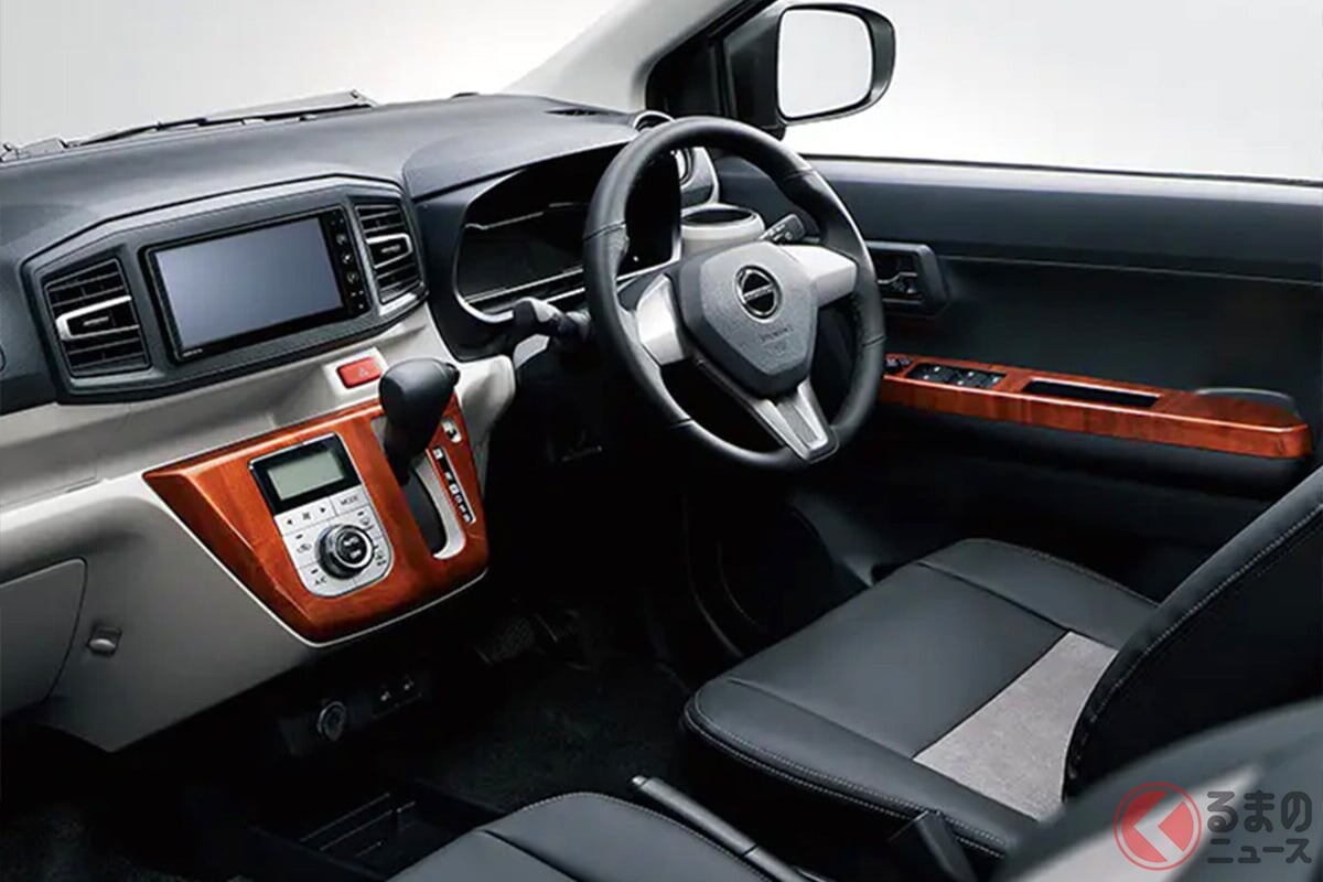 新車99万円から！ ダイハツ最新「“一番安い”乗用車」がスゴイ！ ｢めちゃ豪華内装｣の高級感＆渋さサイコー！ どこか懐かしい“昭和感”漂うレトロ仕様な「ミラ イース」の組み合わせって？