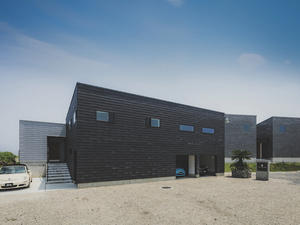 歓声がこだまする土間のある、カイエンが収まる海沿いのガレージ【EDGE HOUSE】