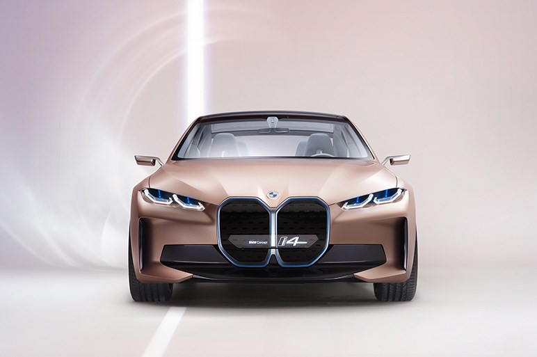 BMWコンセプトi4発表。インパクトのあるフロントグリルの意味