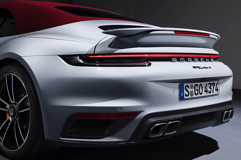 911の頂点モデル「ターボS」登場。新開発ターボは650psを発生し0-100km/h加速は2.7秒に
