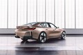 BMWコンセプトi4発表。インパクトのあるフロントグリルの意味