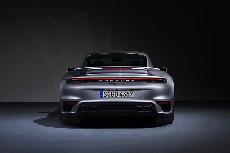 911の頂点モデル「ターボS」登場。新開発ターボは650psを発生し0-100km/h加速は2.7秒に