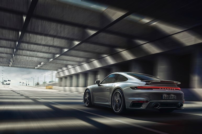 911の頂点モデル「ターボS」登場。新開発ターボは650psを発生し0-100km/h加速は2.7秒に