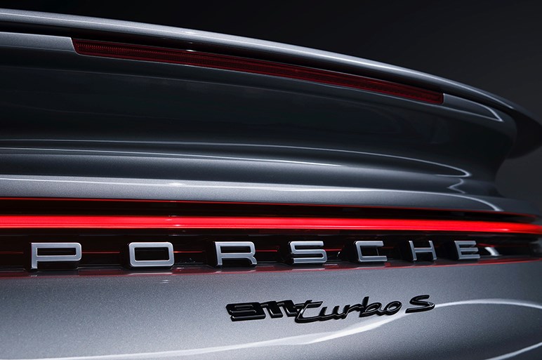 911の頂点モデル「ターボS」登場。新開発ターボは650psを発生し0-100km/h加速は2.7秒に