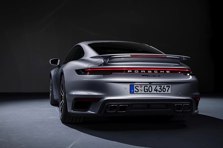 911の頂点モデル「ターボS」登場。新開発ターボは650psを発生し0-100km/h加速は2.7秒に