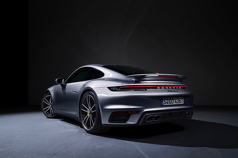 911の頂点モデル「ターボS」登場。新開発ターボは650psを発生し0-100km/h加速は2.7秒に