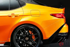 トヨタ「新スポーツセダン」公開に反響多数！ 足回り強化＆230馬力超のパワトレ搭載に「欲しい」の声も!? 黒ボンネット×ルーフもイイ！ 米国で登場した「カムリ GT-S」が話題に