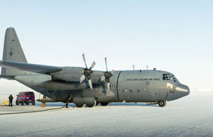 「う、動きが封じられた！」南極サバイバル訓練中の空軍兵士が“よちよち歩きの”珍客に包囲される!?