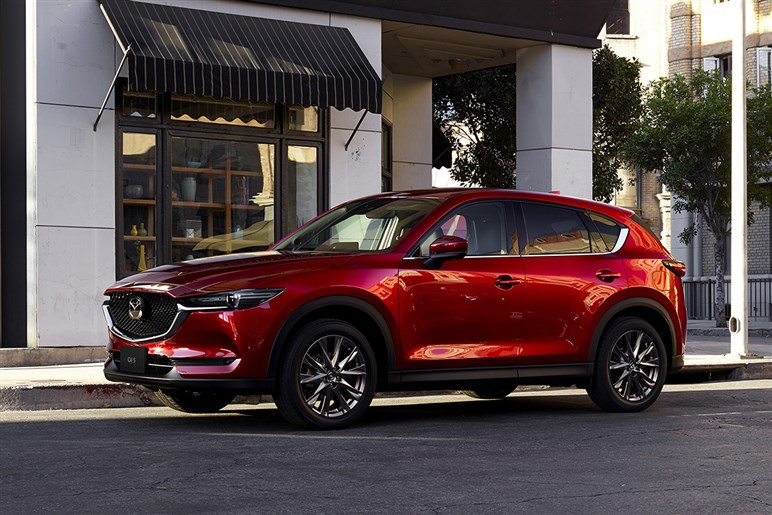 マツダ CX-5 ベースグレードでも先進装備は標準。ライバルも実力伯仲だがデザインで優勢