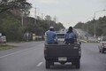 トラックの荷台にひとが乗るのは「場合によっちゃ合法」！　じゃあ映画でありがちな屋根とかボンネットへのしがみつきは違反になる？