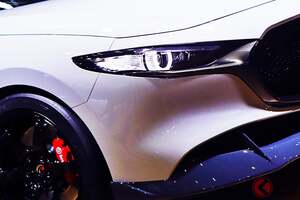 マツダが超パワフルな「爆速ターボ」搭載の「新型ホットハッチ」実車公開！ スポーティな「2.5リッターターボ」装備した「すごいコンパクトカー」の正体とは