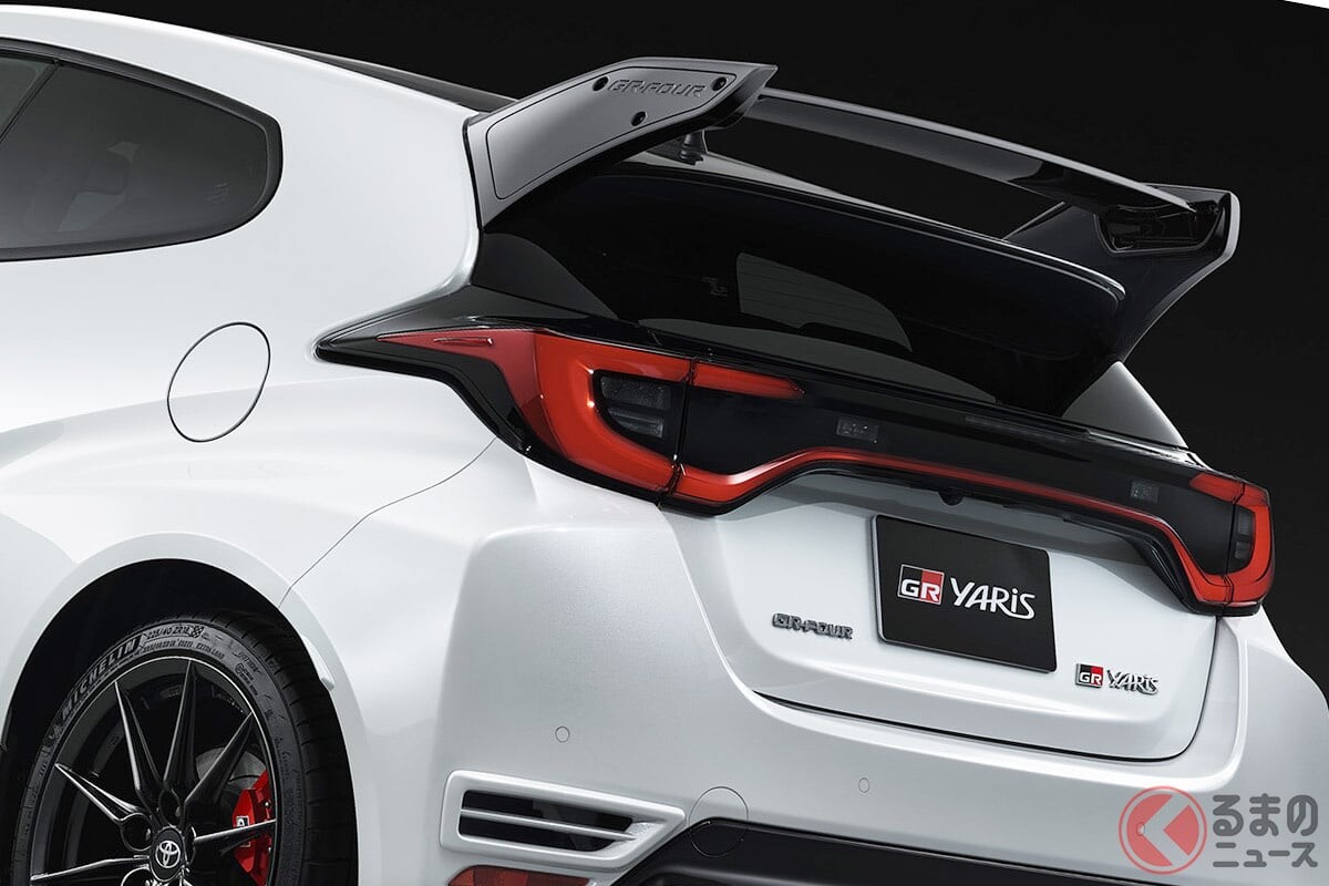 新車約972万円！ トヨタ「凄い“3ドアハッチバック”」発表！ 特大“可変式”リアスポイラー＆専用エアロの迫力ヤバい！「GRヤリス エアロパフォーマンス」英国で登場！