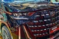 【中国】新「“アルファード顔”ハイエース」公開！ 大排気量「V6」＆高級“インテリア”採用の「豪華ミニバン」！ 1000万円越えのKEDE「山川MH7」登場