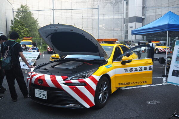 「工事規制に突っ込んでくるやつ」ですべて台無しに… 首都高作業員の悩みを解決した“新型カラーコーン”とは!? 一般公開イベントで披露