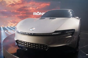 4枚のガルウィングに1000psのモーター　次世代EVコンバーチブル「ローニン」初公開
