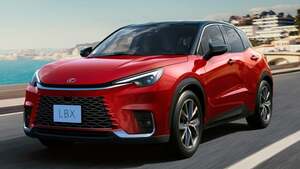 レクサス「LBX」アクティブ感高まる“レッド推し”の新モデル追加