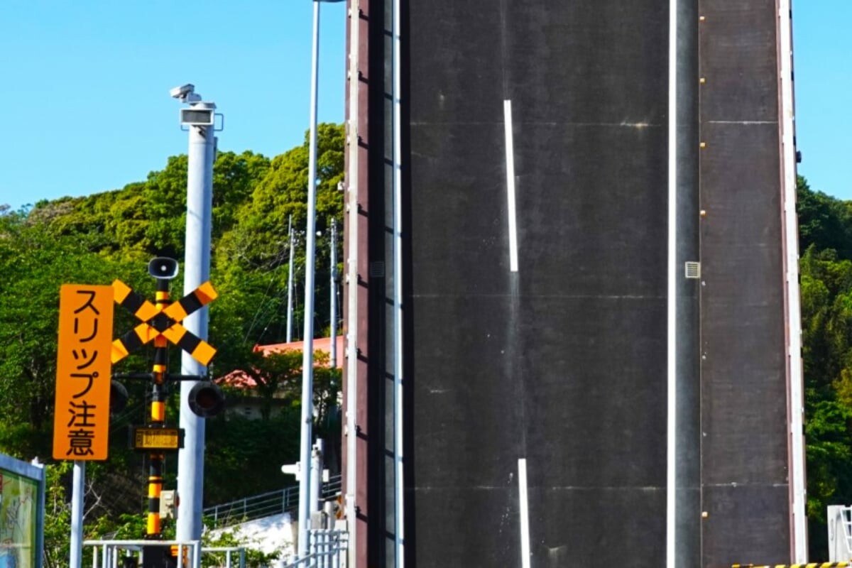 「道路が…地面に刺さってる!?」不可解な光景に絶句！SNSでも話題に 舗装路面が「天に向かって伸びる」納得の理由とは