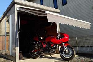 「クルクルっと巻き上げて格納できる」オーニングテントが「ガレージライフ」を変える!! バイク整備から雨避けまで多用途に活躍 たぐちかつみ・マイガレージ回顧録