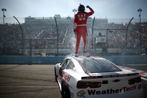 ロードの名手SVGがグレンで独走。自身の複数年契約延長を祝う破竹の5勝目／NASCAR第24戦