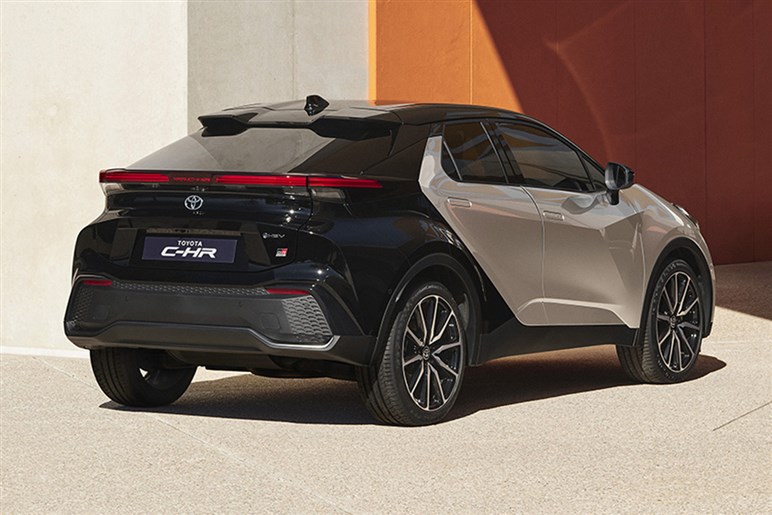 新型「C-HR」は欧州で700万円前後！ 従来比2.4倍のお値段に…日本の購買力の辛みが深い