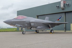自衛隊も買った！ F-35戦闘機用の「必須装備」一見ただの筒 じつは新戦術に大貢献「パイロットの負担軽減にも」