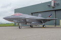 自衛隊も買った！ F-35戦闘機用の「必須装備」一見ただの筒 じつは新戦術に大貢献「パイロットの負担軽減にも」