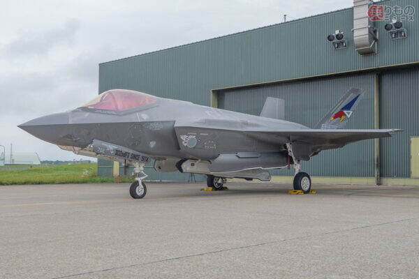 自衛隊も買った！ F-35戦闘機用の「必須装備」一見ただの筒 じつは新戦術に大貢献「パイロットの負担軽減にも」