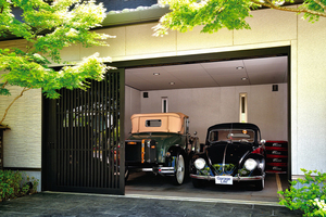 100坪の土地に建つ「京町屋」風ガレージハウスは、2台のクラシックカーも庭園も必見の美しさ【ガレージライフ】