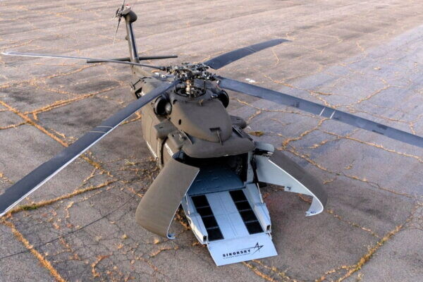 なんじゃこりゃ!? 機首がガバッと開く「ブラックホーク」これで積載量25％アップ 操縦はタブレットでOKです