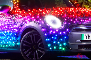 ド派手すぎる虹色電飾の「MINI」爆誕！ 思わず振り返る最強クリスマス仕様 LED何千個で実現した？