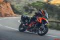 強力単気筒の「KTM 690 SMC R」と旗艦スポーツツアラーの「KTM 1290 SUPER DUKE GT」！　【KTM Japan】が2023年ストリートモデルを発売