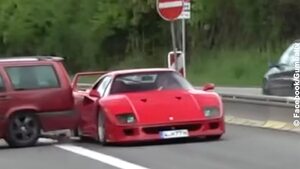 【クラッシュ！】あーあ、ドジで間抜けなチョンボ　フェラーリF40がボルボ850に接触　高くつくぞーーー＠ニュル　ビデオ動画付き！