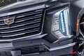 6.2リッターエンジンで「400」馬力オーバー！  超パワフルな新型「デカすぎ高級車」発表！ 大幅刷新で「迫力顔」になったフルサイズSUV「キャデラック エスカレード」とは！