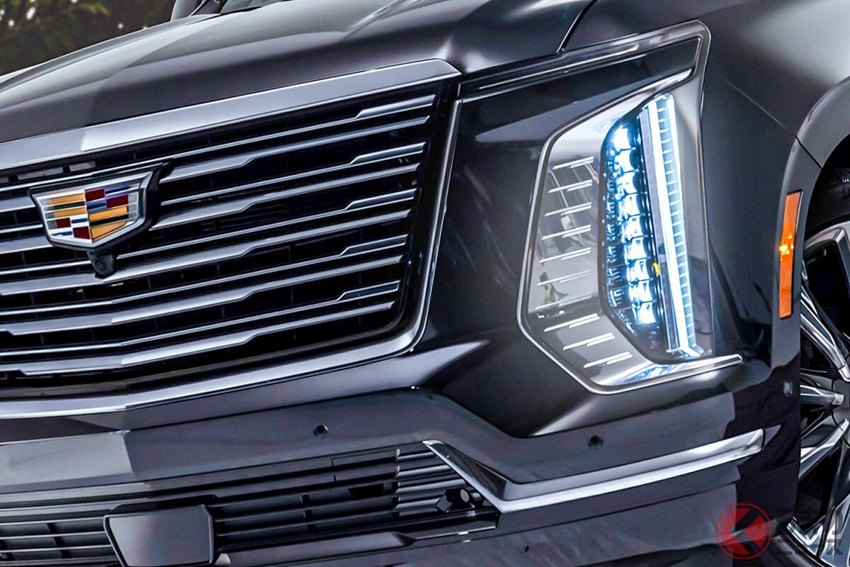 6.2リッターエンジンで「400」馬力オーバー！  超パワフルな新型「デカすぎ高級車」発表！ 大幅刷新で「迫力顔」になったフルサイズSUV「キャデラック エスカレード」とは！