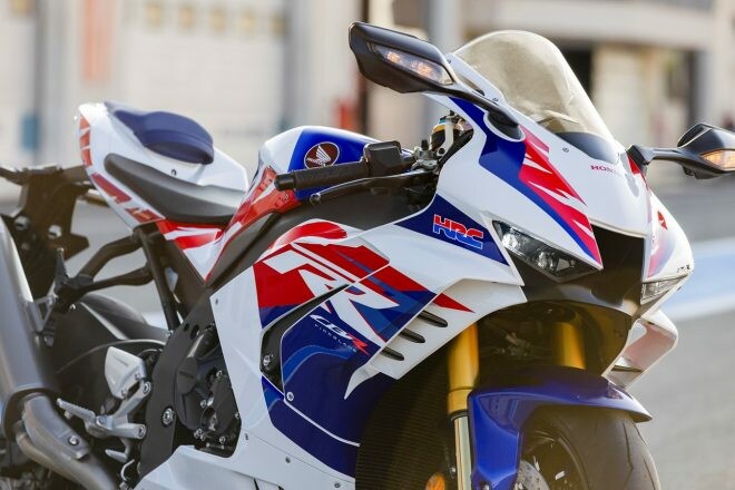 ホンダ、2022年モデルとして『CBR1000RR-R FIREBLADE SP 30th Anniversary』発表。初代CBR900RRのカラーに