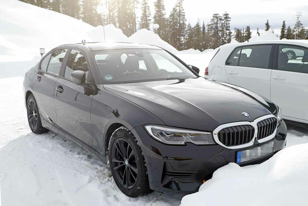 【スクープ】来夏デビューか!? BMW 3シリーズ改良新型、巨大湾曲ディスプレイ搭載へ！